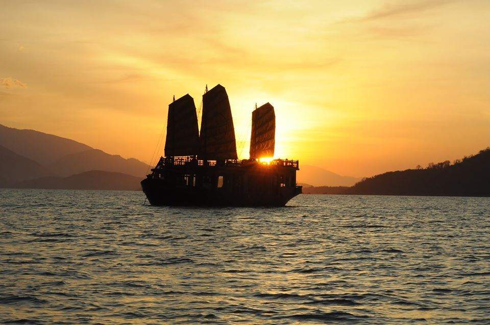 Du thuyền ngắm hoàng hôn